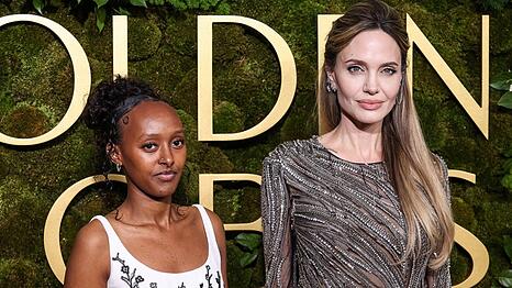 Zahara Marley Jolie und Mutter Angelina Jolie bei den Golden Globe Awards 2025.