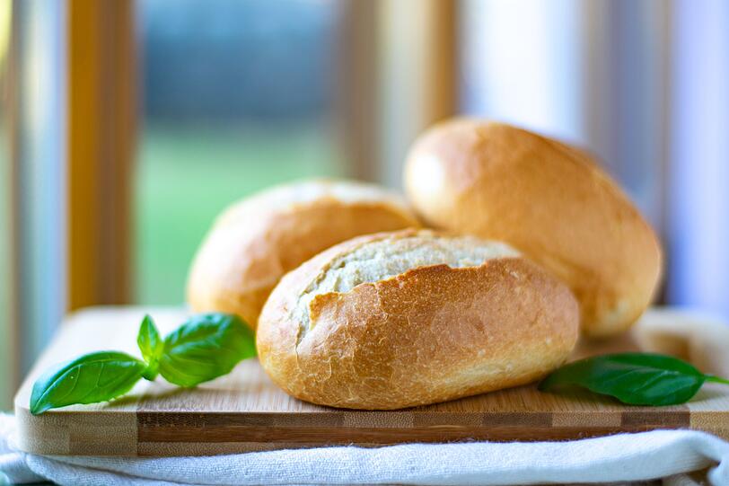 Eine perfekte Kruste wie vom Bäcker bekommen Sie mit Wasser im Ofen. Mit etwas Wasserdampf auf der Teigoberfläche der Brötchen werden Eiweiß und Stärke aktiviert und sorgen für eine knusprige Kruste. Das klappt am besten mit einem tiefen Backblech mit Wasser gefüllt oder durch das Besprühen der Teiglinge im Ofen. Eine perfekte Kruste wie vom Bäcker bekommen Sie mit Wasser im Ofen. Mit etwas Wasserdampf auf der Teigoberfläche der Brötchen werden Eiweiß und Stärke aktiviert und sorgen für eine knusprige Kruste. Das klappt am besten mit einem tiefen Backblech mit Wasser gefüllt oder durch das Besprühen der Teiglinge im Ofen.