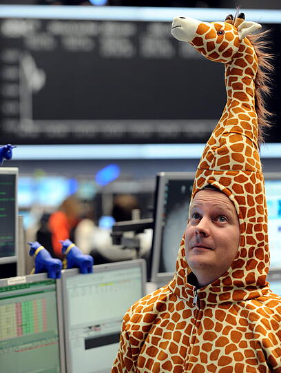 Der verrückte Börsenfasching: An der Börse in Frankfurt am Main haben sich Wertpapierändlerinnen a la Dschungeklcamp verkleidet.