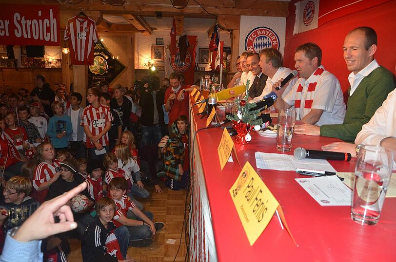 Weihnachtsüberraschung: Die Bayern-Stars Rafinha, Badstuber, Kroos, Boateng & Co. waren am Wochenende bei zahlreichen Fanklubs zu Besuch - und als Präsent hatten sie nach dem 4:1-Sieg gegen Werder Bremen sogar die Tabellenführung im Gepäck: Die Bilder.