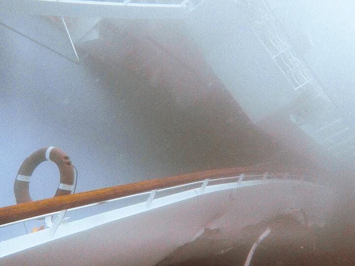 Neue Unterwasserbilder des Unglücksschiff zeigen das Ausmaß der Zerstörung. Auch am vierten Tag nach der Havarie geht die Suche nach Vermissten und Überlebenden weiter.