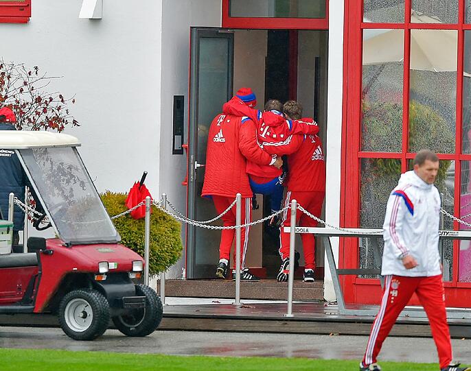 Der FCB-Schock in Bildern - hier wird der verletzte Philipp Lahm beim Training abtransportiert!