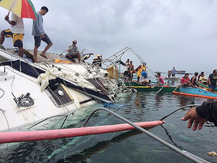 Anschließend untersuchten die Fischer die beschädigte Segelyacht.