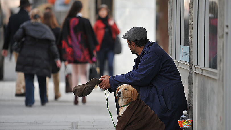 Manche Bettler setzen ihre Hunde bewusst unter Drogen, um besonders bemitleidenswert zu wirken. (Symbolfoto) Manche Bettler setzen ihre Hunde bewusst unter Drogen, um besonders bemitleidenswert zu wirken. (Symbolfoto)