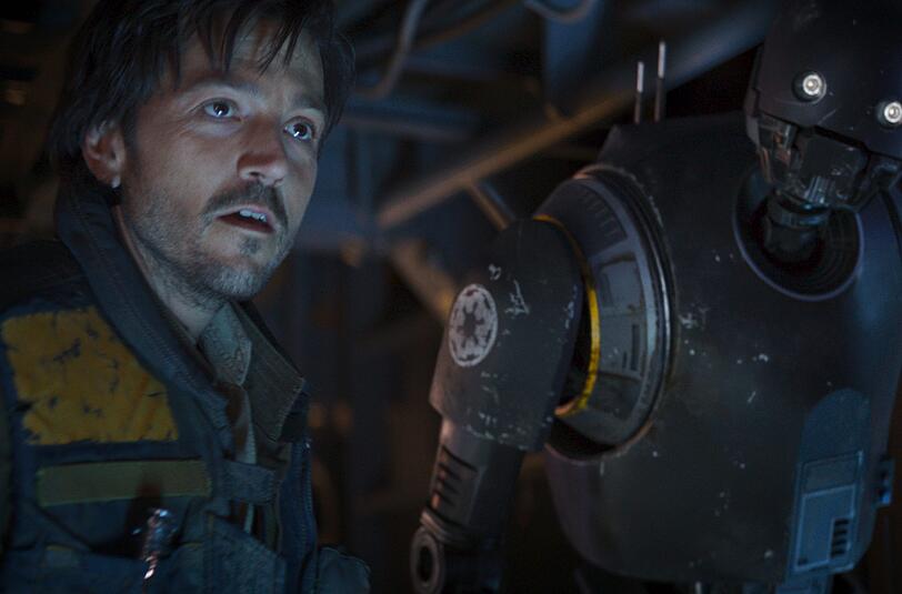 Schmales Hemd trifft Kämpferin: Cassian Andor (Diego Luna) will gemeinsam mit Jyn Erso (Felicity Jones) die Baupläne des Todessterns an die Rebellen weiterleiten.