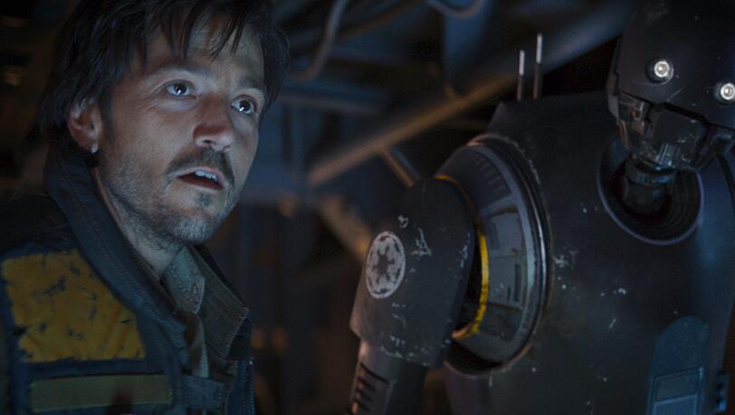 Schmales Hemd trifft Kämpferin: Cassian Andor (Diego Luna) will gemeinsam mit Jyn Erso (Felicity Jones) die Baupläne des Todessterns an die Rebellen weiterleiten. Schmales Hemd trifft Kämpferin: Cassian Andor (Diego Luna) will gemeinsam mit Jyn Erso (Felicity Jones) die Baupläne des Todessterns an die Rebellen weiterleiten.