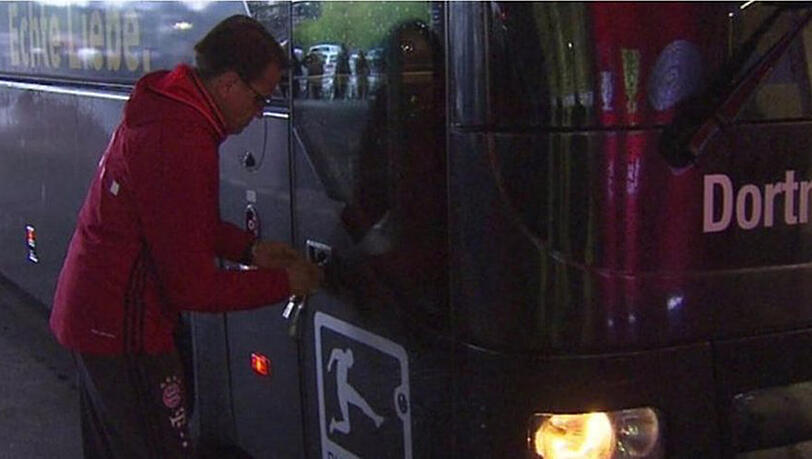 Michael Lauerbach befreite die Spieler aus dem Bus. Michael Lauerbach befreite die Spieler aus dem Bus.