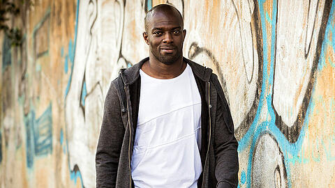 Hans Sarpei will herausfinden, wie es heute zwischen "Ossis" und "Wessis" aussieht