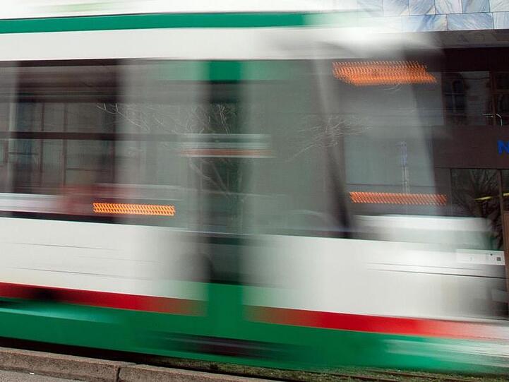 Eine Straßenbahn fährt durch Magdeburg.