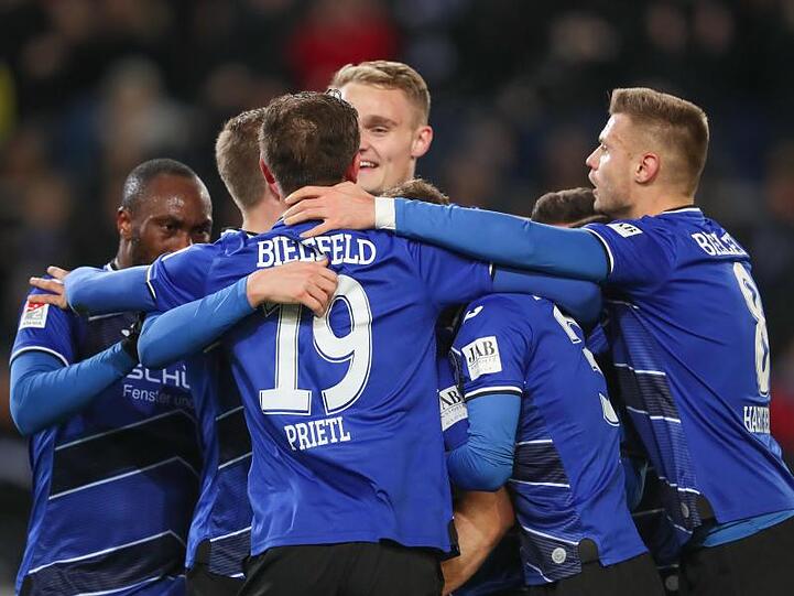 Arminia Bielefeld führt die Tabelle der 2. Liga an.