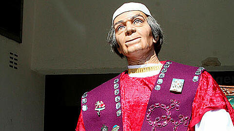 Musste vor dem Straßenumzug entfernt werden: die Papst-Puppe beim Christopher Street Day 2006