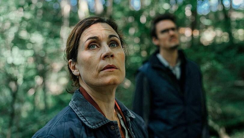 "Spuren: Ein Dorf sucht": Barbara Kramer (Nina Kunzendorf) und Thomas Riedle (Tilman Strauß) am Fundort einer Leiche. "Spuren: Ein Dorf sucht": Barbara Kramer (Nina Kunzendorf) und Thomas Riedle (Tilman Strauß) am Fundort einer Leiche.