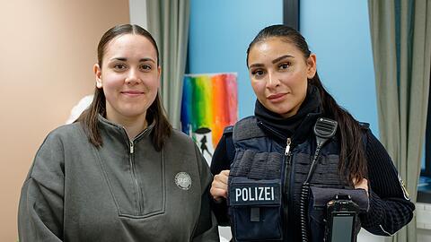 Als Ansprechpartnerinnen f&uuml;r die Betroffenen stehen in den Gewaltschutz-Anlaufstellen Polizistinnen - ausschlie&szlig;lich Frauen - bereit, die f&uuml;r diese Aufgabe besonders fortgebildet wurden - in K&ouml;ln etwa Polizeimeisterin Maja Schomers (l) und Polizeimeisterin Hicran Aktas (r).