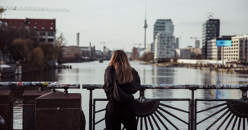 Cecilia arbeitet in Berlin als Lehrerin. Der Kontakt zur Mutter ist selten und schwierig geworden. Cecilia arbeitet in Berlin als Lehrerin. Der Kontakt zur Mutter ist selten und schwierig geworden.
