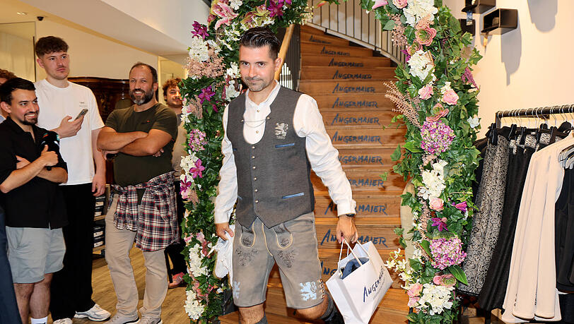 Fesch! L&ouml;wen-Coach Alper Kayabunar bei der Wiesn-Einkleidung.