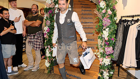 Fesch! L&ouml;wen-Coach Alper Kayabunar bei der Wiesn-Einkleidung.