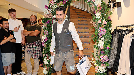 Fesch! L&ouml;wen-Coach Alper Kayabunar bei der Wiesn-Einkleidung.