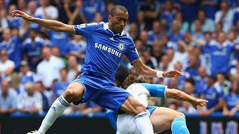Ein Blauer für die Bayern: Chelseas Rechtsverteidiger José Bosingwa ist nach wie vor im Visier der Bayern.