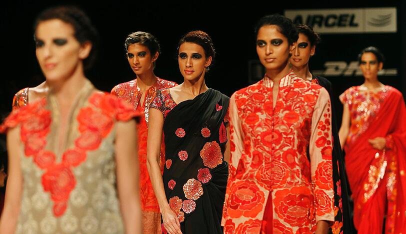 Fashion Week in der indischen Hafenmetropole Mumbai: Manche Kreationen sehen aus, als kämen sie von einem anderen Planeten. Der Stil bewegt sich in gewagter Weise zwischen Lady Gaga, Star Wars und Minnie Maus.