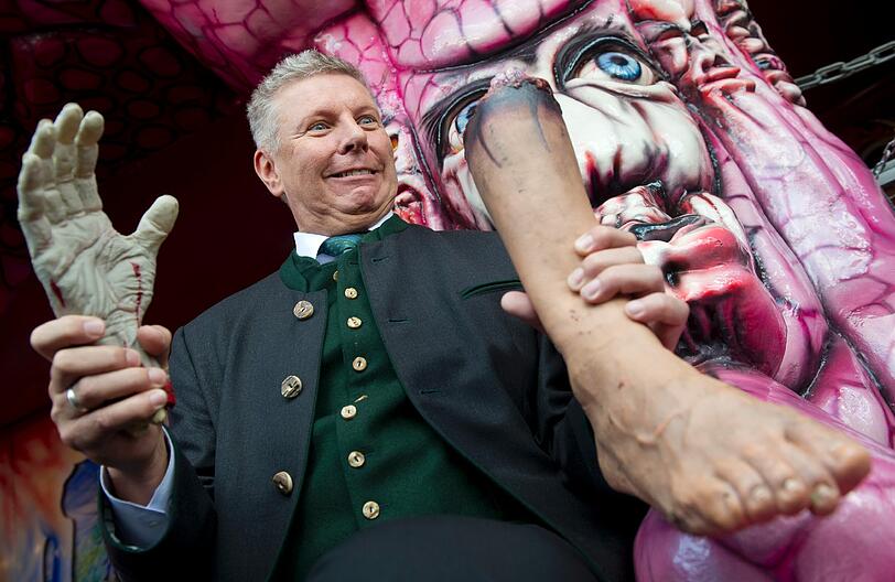 Das hat doch Hand und Fuß: Dieter Reiter ganz gruselig vor einer Geisterbahn...