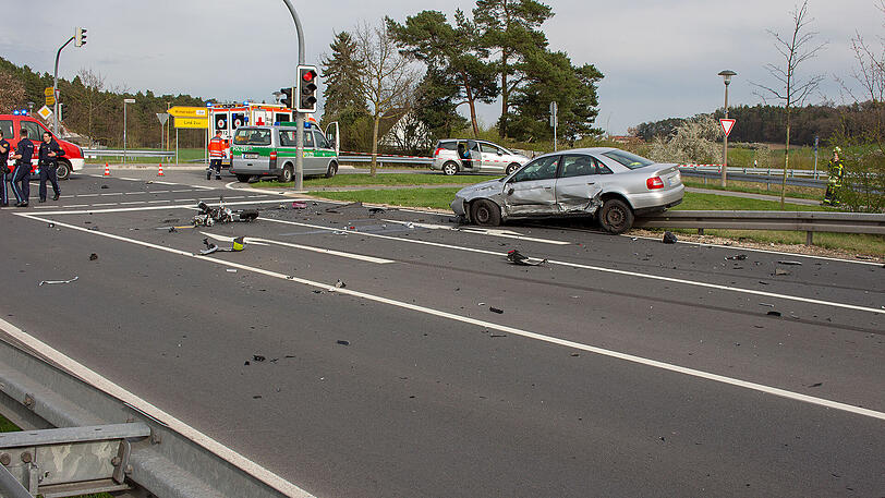 Ein Trümmerfeld auf der Staatsstraße 2245 in Zirndorf: Der Rollerfahrer starb noch vor Ort, der 30-Jährige stieß mit einem Streifenwagen zusammen, der gerade auf Einsatzfahrt war. Die Bilder.