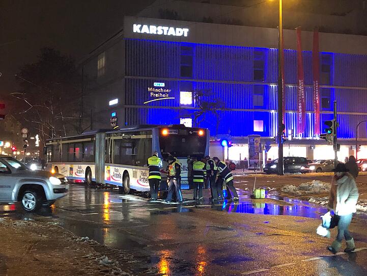 Ein Bus blockiert am Samstagabend die Leopoldstraße.