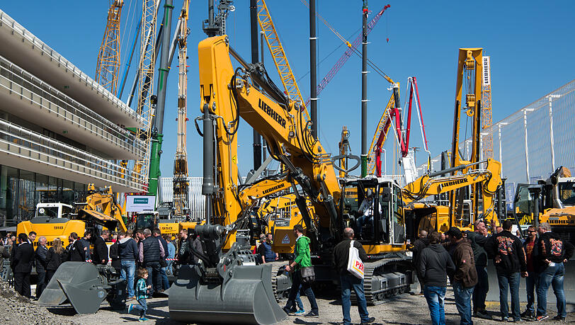 Bagger, Kräne, Muldenkipper. Auf der weltgrößten Messe bauma lässt sich all das bestaunen. Die Hotelpreise sind ebenfalls gigantisch. Bagger, Kräne, Muldenkipper. Auf der weltgrößten Messe bauma lässt sich all das bestaunen. Die Hotelpreise sind ebenfalls gigantisch.