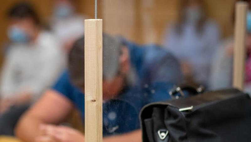 Ein angeklagter Polizeischüler sitzt zu Prozessbeginn im Sitzungssaal im Amtsgericht. Ein angeklagter Polizeischüler sitzt zu Prozessbeginn im Sitzungssaal im Amtsgericht.