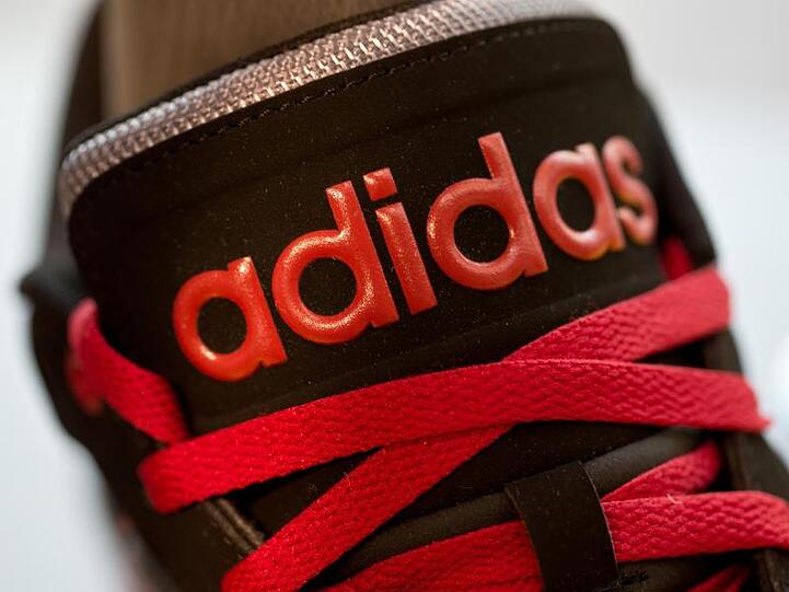 Die umfangreichen EU-Markenrechte für die drei Streifen von Adidas in unterschiedlichen Formen blieben zwar unberührt - allerdings hat das EU-Gericht einer ganz bestimmten Ausführung den markenrechtlichen Schutz entzogen.