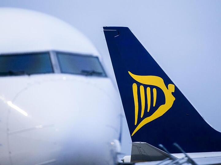Möglicherweise bekomme Ryanair die ersten Max-Jets erst im März oder April. Die üblichen Anzahlungen an Boeing habe die Fluglinie bereits gestoppt und verhandele mit dem Hersteller über eine finanzielle Entschädigung.
