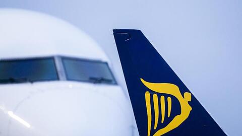 Möglicherweise bekomme Ryanair die ersten Max-Jets erst im März oder April. Die üblichen Anzahlungen an Boeing habe die Fluglinie bereits gestoppt und verhandele mit dem Hersteller über eine finanzielle Entschädigung.