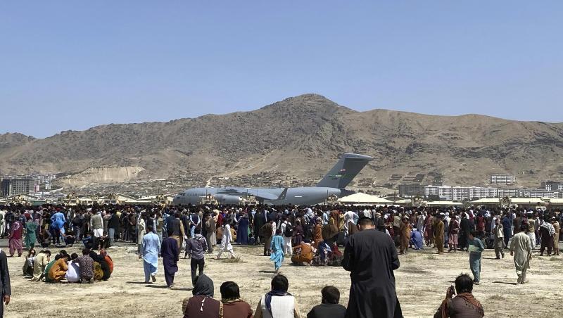 Hunderte Menschen haben sich auf dem Gelände des internationalen Flughafens in Kabul versammelt.