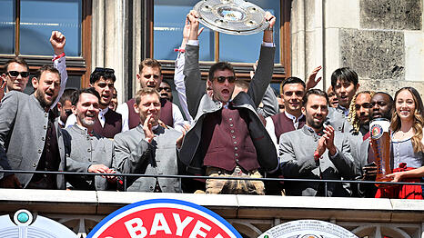 Die Stars des FC Bayern feiern ausgelassen ihre Meisterschaft. Einer der Spieler gönnte sich zuvor etwas ganz Besonderes.