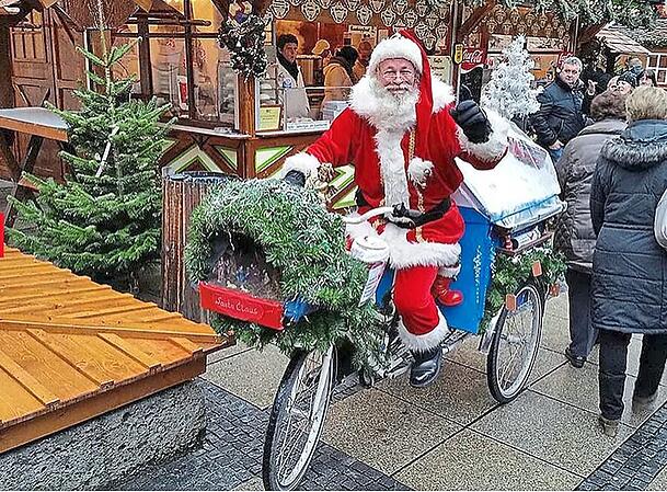 2014: Walter Reinhardt, der nach Jahren der Obdachlosigkeit wieder eine Wohnung hat, ist als Nikolaus unterwegs und beschenkt Kinder. 2014: Walter Reinhardt, der nach Jahren der Obdachlosigkeit wieder eine Wohnung hat, ist als Nikolaus unterwegs und beschenkt Kinder.
