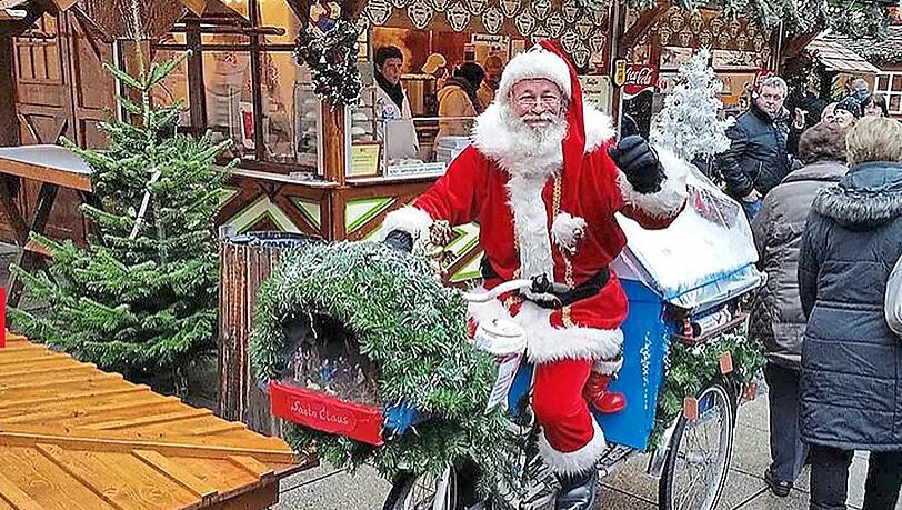 2014: Walter Reinhardt, der nach Jahren der Obdachlosigkeit wieder eine Wohnung hat, ist als Nikolaus unterwegs und beschenkt Kinder. 2014: Walter Reinhardt, der nach Jahren der Obdachlosigkeit wieder eine Wohnung hat, ist als Nikolaus unterwegs und beschenkt Kinder.