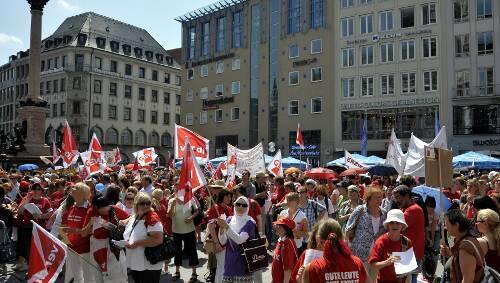 Erzieherinnen demonstrieren auf dem Marienplatz in München. Erzieherinnen demonstrieren auf dem Marienplatz in München.