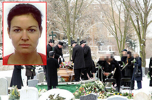 Abschied von Katrin Michalk. Auf einem kleinen Friedhof in Sachsen ist das Mordopfer von München am letzten Samstag (19.01.2013) beigesetzt worden.