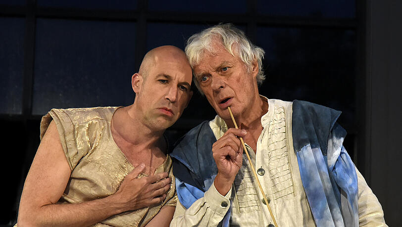 Prospero Gunnar Petersen (r.) und Sven Schöcker als Ariel. Prospero Gunnar Petersen (r.) und Sven Schöcker als Ariel.