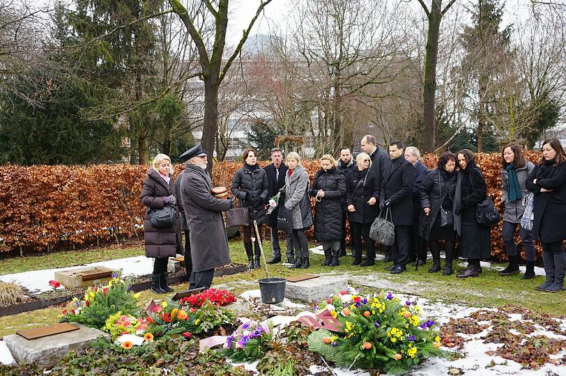 Letzte Ruhestätte: die Familie von Blutenburgtheater-Intendant René Siegel-Sorell an seinem Grab.