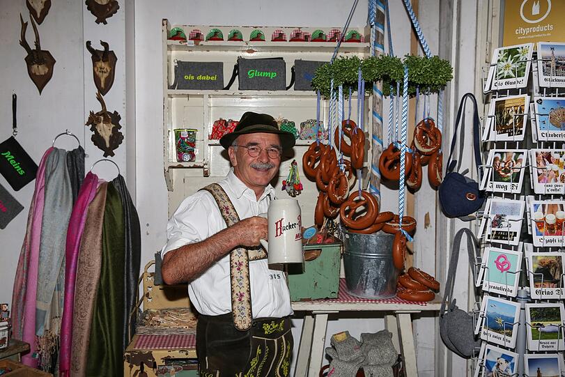Sepp Stückl von den &bdquo;Schwuhplattlern&ldquo; im Souvenirgeschäft im Herzkasperlzelt.