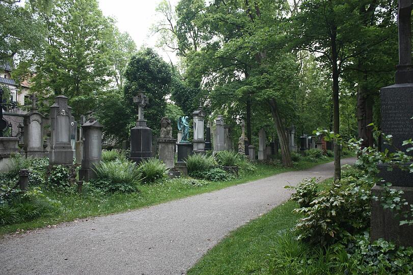 Auf dem Alten Südliche Friedhof gibt es neben dem alten Schöpfbrunnen noch viele weitere Kulturdenkmäler. Die Bilder.