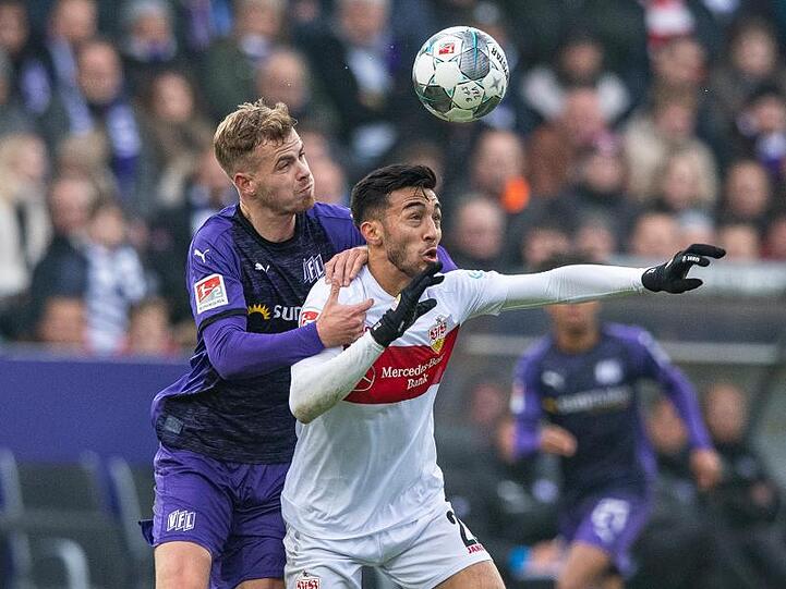 Osnabrücks Joost van Aken (l) und Stuttgarts Nicolas Gonzalez kämpfen um den Ball.