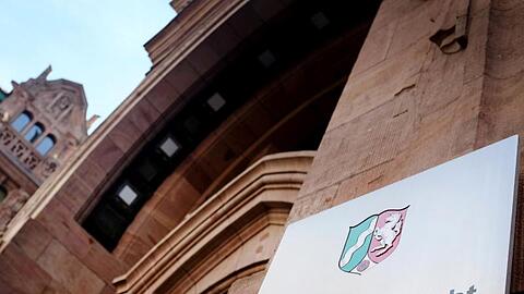 Ungewöhnlichen Fall vor dem Düsseldorfer Verwaltungsgericht: Ein Mann hat die Stadt Düsseldorf verklagt, weil sie ihm den Namenszusatz "Prinz" verweigert hat.