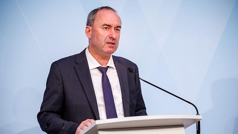 Hubert Aiwanger am Dienstag während der Pressekonferenz im Prinz-Carl-Palais.