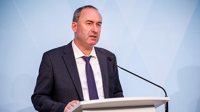 Hubert Aiwanger am Dienstag während der Pressekonferenz im Prinz-Carl-Palais.