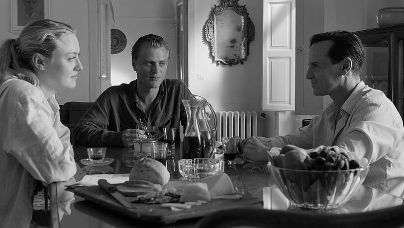 In der Netflix-Serie "Ripley" schleicht sich Hochstapler Tom Ripley (Andrew Scott, r.) bei Dickie Greenleaf (Johnny Flynn) und Marge Sherwood (Dakota Fanning) ein, und möchte am liebsten nie wieder gehen.
