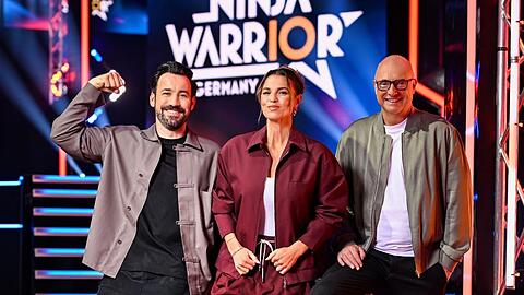 Frank Buschmann (r.) an der Seite seiner "Ninja Warrior"-Gefährten Jan Köppen und Laura Wontorra.
