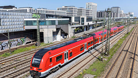 Eine Streckensperrung in N&uuml;rnberg &ndash; Regensburg wirkt sich auch auf den Regional- und Fernverkehr von und nach M&uuml;nchen aus.