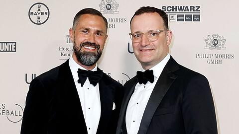 Jens Spahn mit seinem Ehemann Daniel Funke w&auml;hrend eines Events in Berlin.