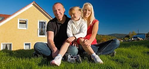 Die eigene Immobilie bietet eine Altersvorsorge, zusätzliches Einkommen, wenn sie vermietet wird oder ein zukünftiges Heim für die folgende Generation.
